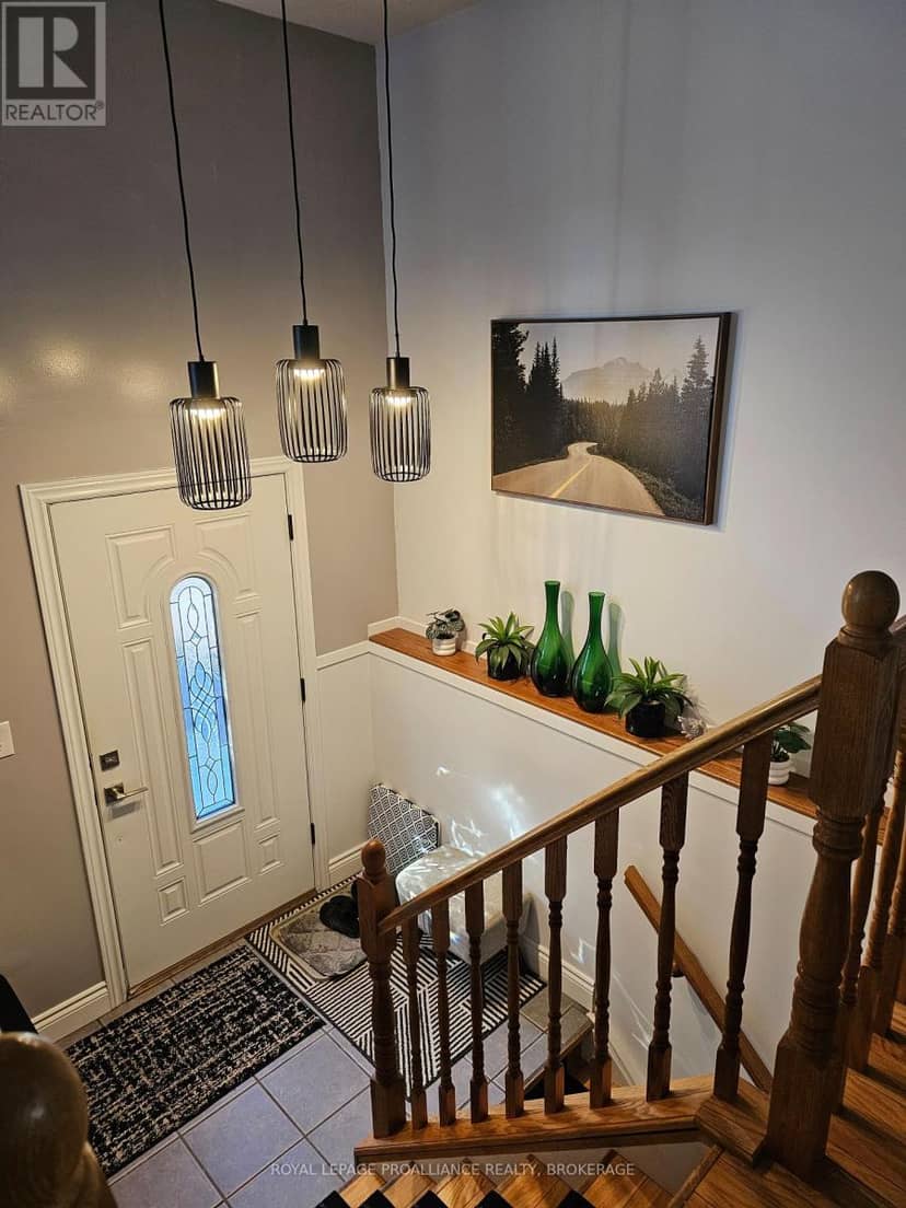 915 Warburton Crescent — photo 6 of 40