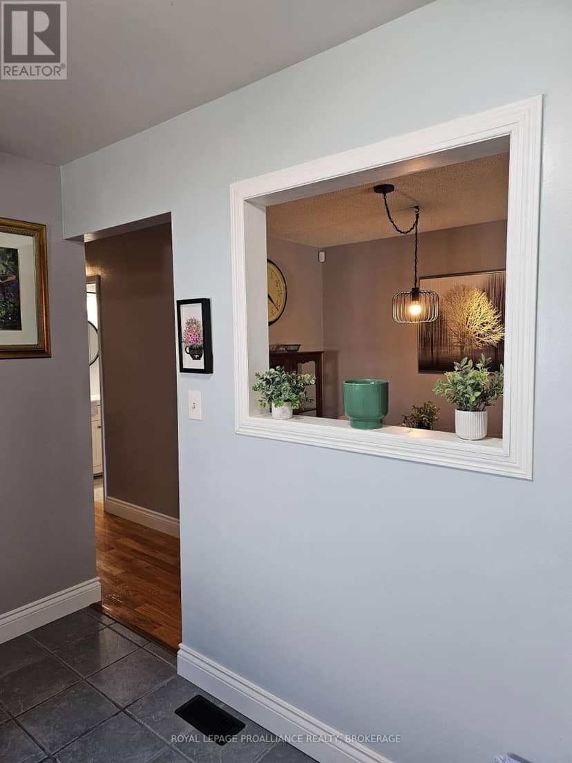 915 Warburton Crescent — photo 14 of 40