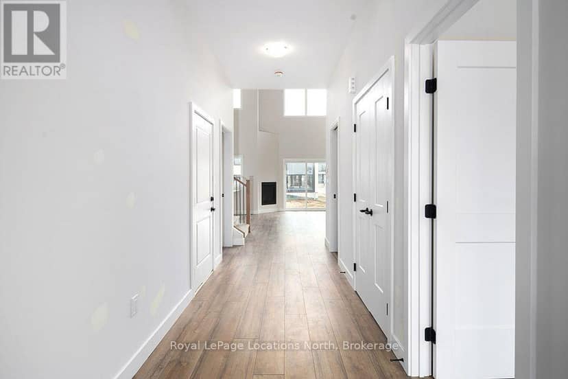 127 Yvonne Crescent — photo 4 of 26