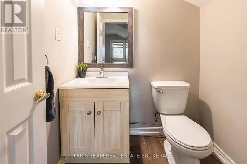 687 Innisfil Beach Road — photo 15 of 40