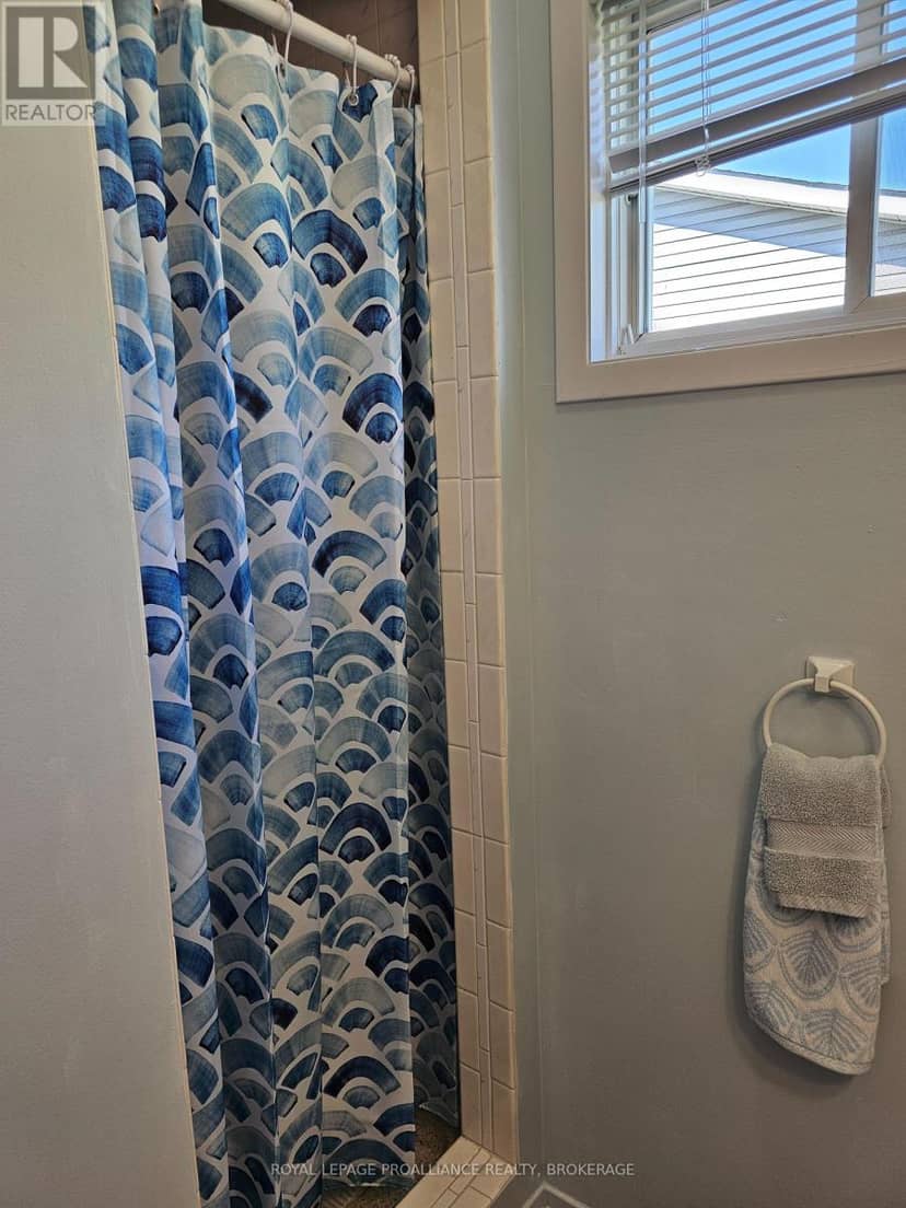 915 Warburton Crescent — photo 27 of 40