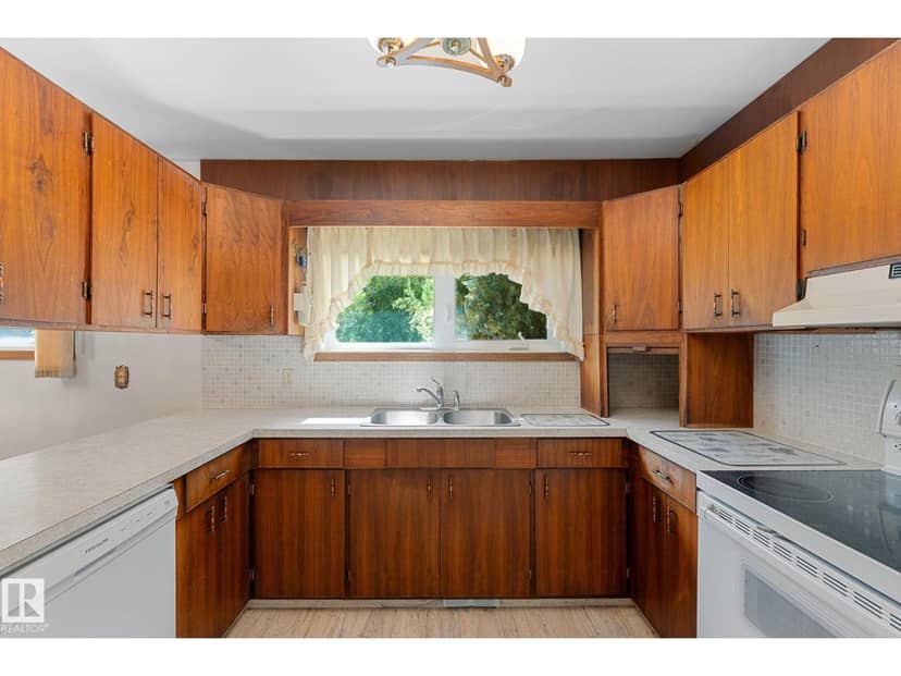 5020 53 AV — photo 16 of 40