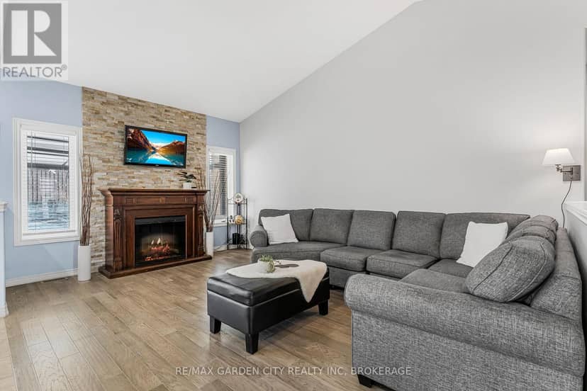 4022 Bush Crescent — photo 8 of 36