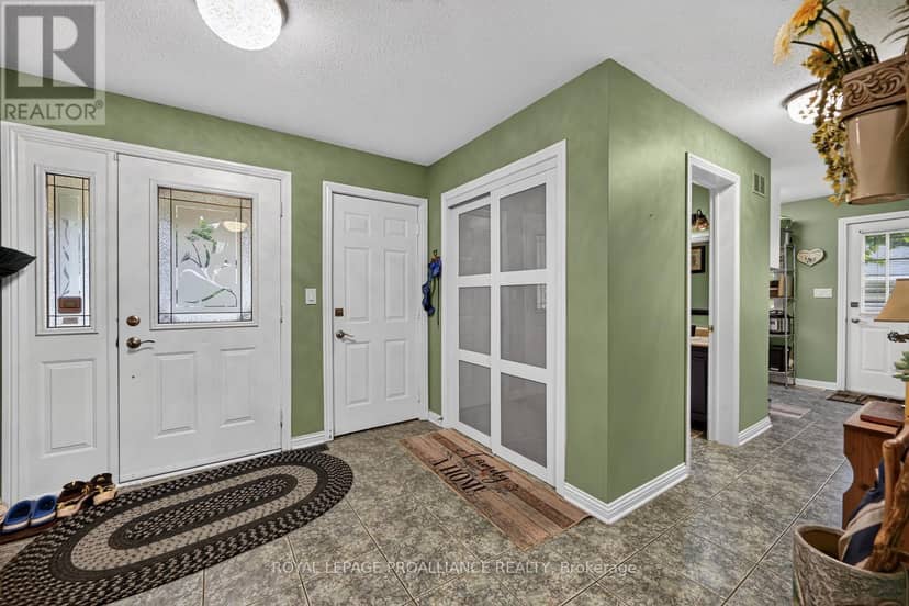132 Kingston Crescent — photo 3 of 40