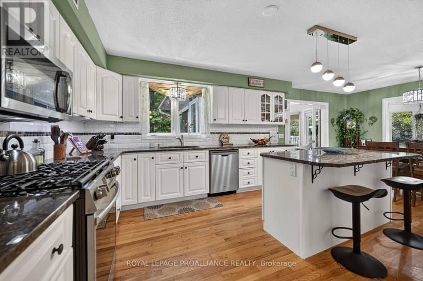 132 Kingston Crescent — photo 5 of 40