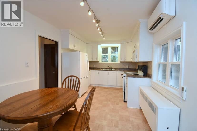8 KINGSWAY Drive — photo 13 of 40