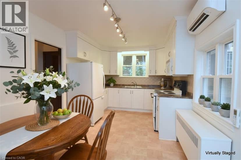 8 KINGSWAY Drive — photo 14 of 40