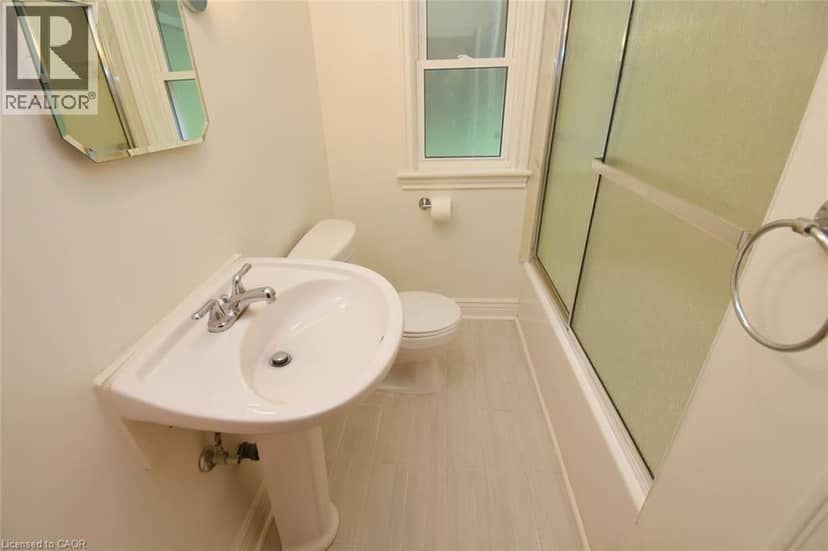 8 KINGSWAY Drive — photo 31 of 40