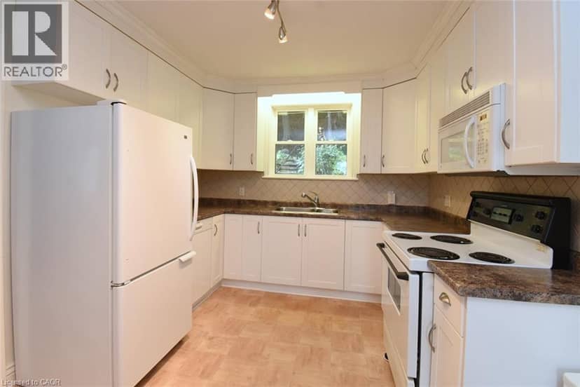 8 KINGSWAY Drive — photo 15 of 40