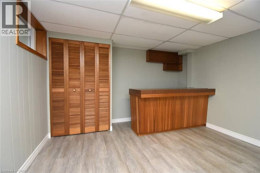 8 KINGSWAY Drive — photo 33 of 40