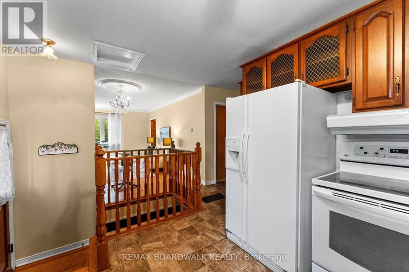 208 Oxford Street E — photo 10 of 40