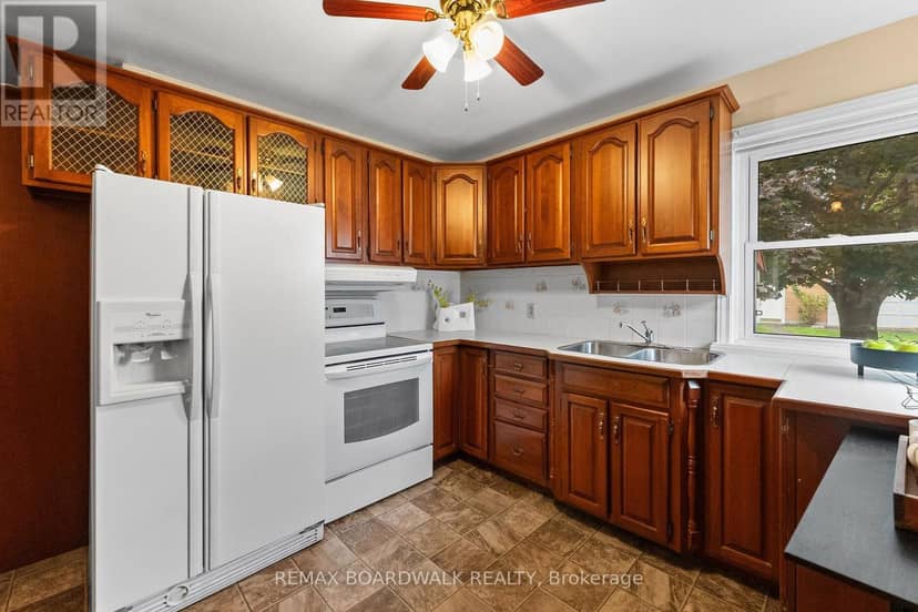 208 Oxford Street E — photo 12 of 40
