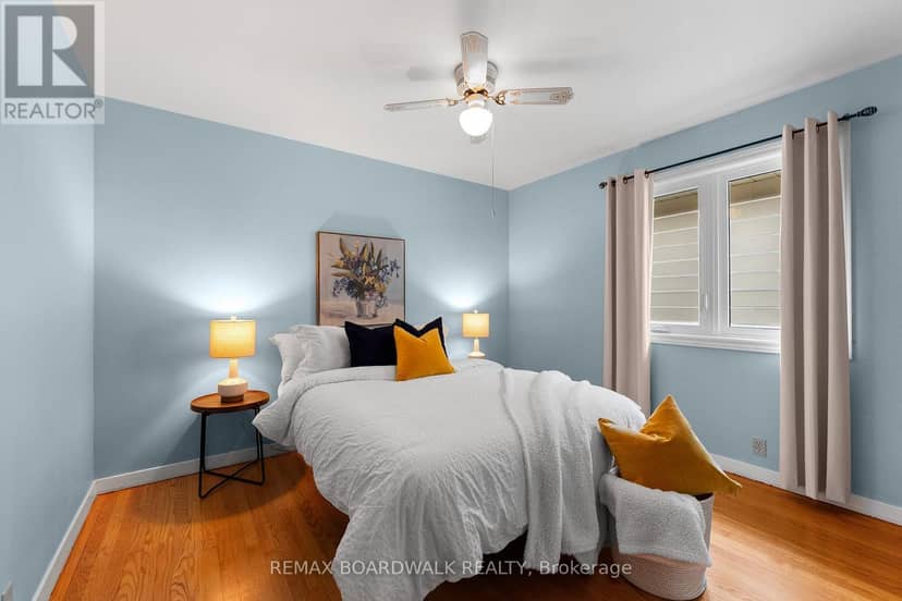 208 Oxford Street E — photo 13 of 40