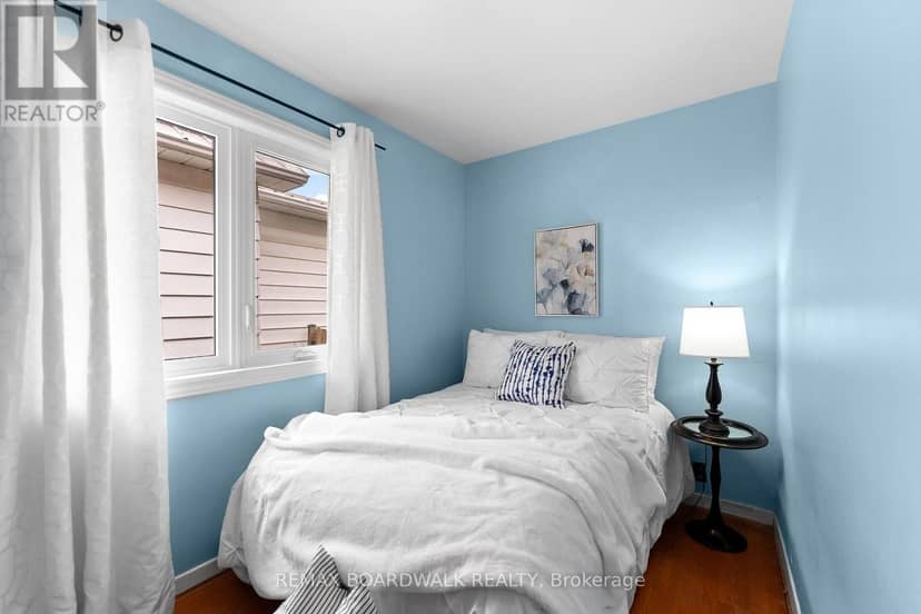 208 Oxford Street E — photo 14 of 40
