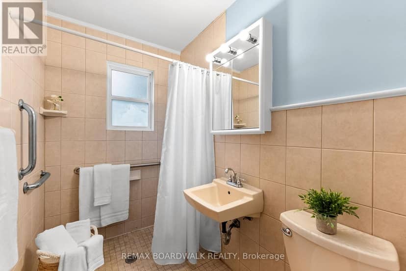 208 Oxford Street E — photo 15 of 40