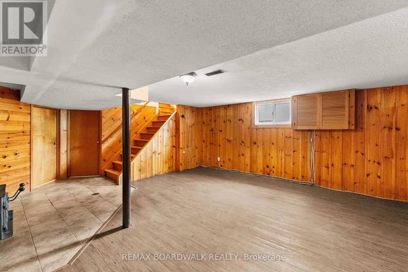 208 Oxford Street E — photo 17 of 40