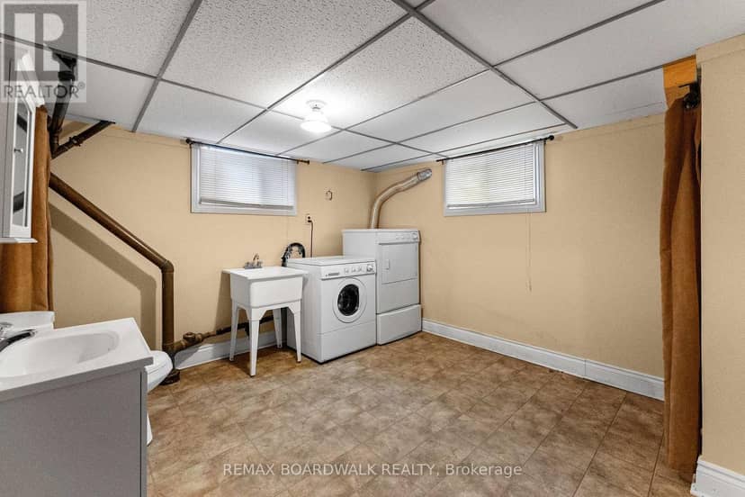 208 Oxford Street E — photo 21 of 40