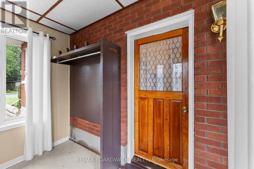 208 Oxford Street E — photo 22 of 40