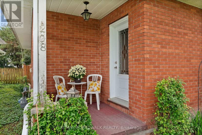 208 Oxford Street E — photo 24 of 40