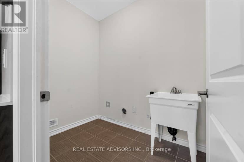 574 Queen Mary Drive — photo 26 of 40
