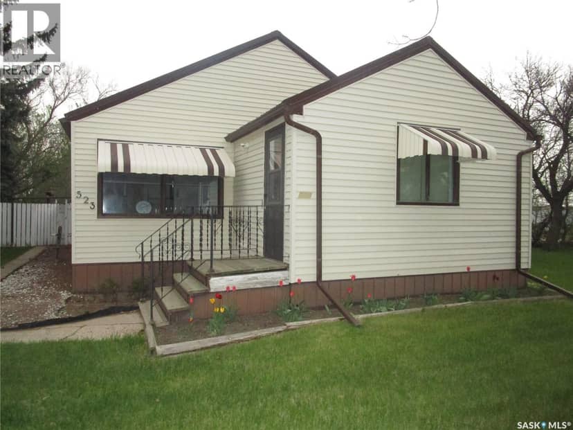 523 3rd AVENUE E, Assiniboia