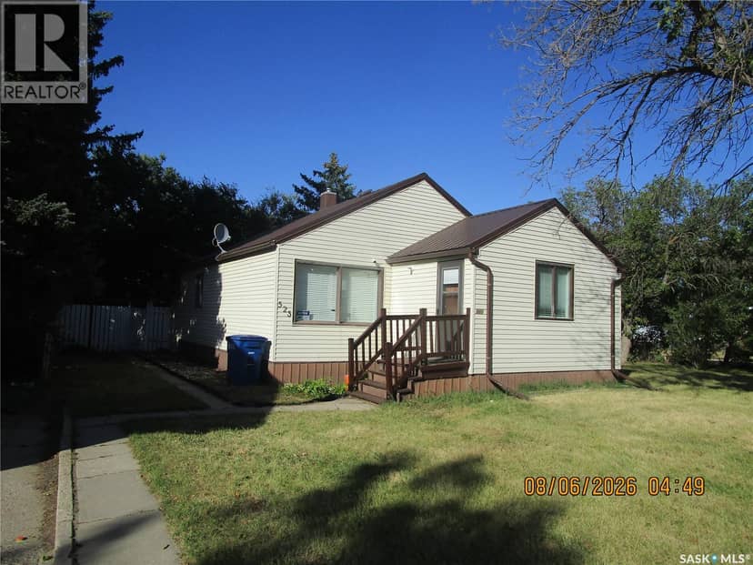 523 3rd AVENUE E, Assiniboia, photo 2