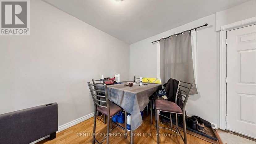 207-209 Victoria Avenue N — photo 14 of 36
