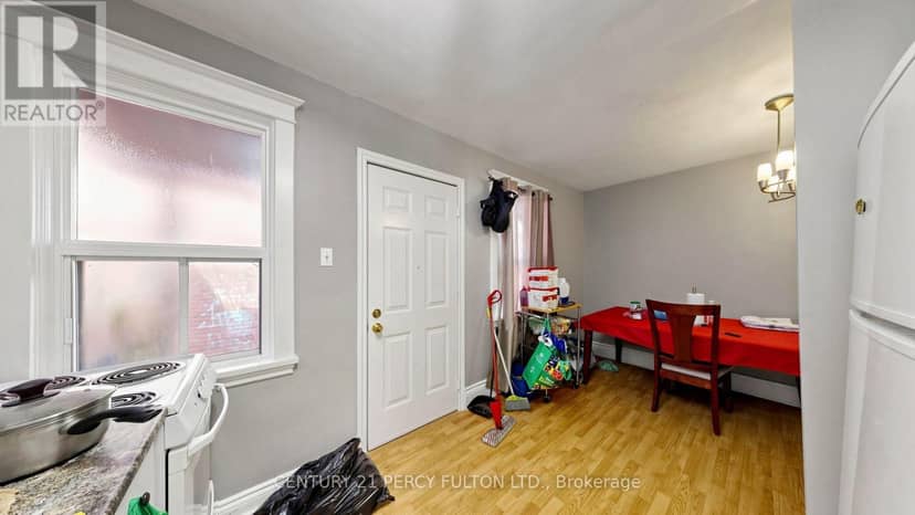 207-209 Victoria Avenue N — photo 18 of 36