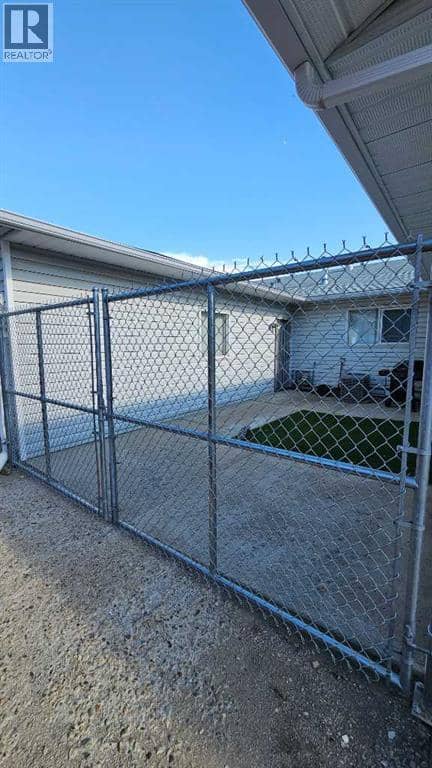 207 Centre Avenue NE, Milk River, photo 2