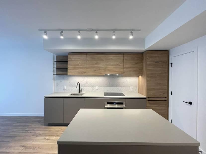 7XX 10448 UNIVERSITY DR, Surrey