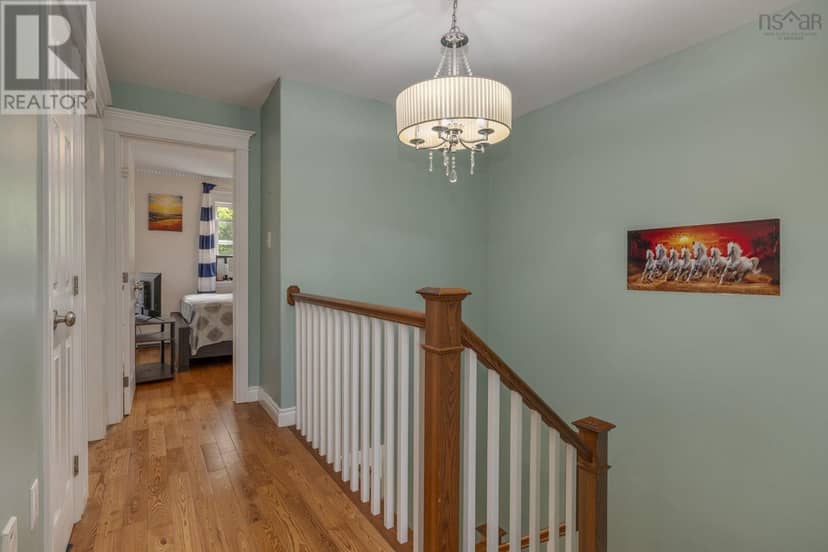 64 Surrey Way — photo 37 of 40