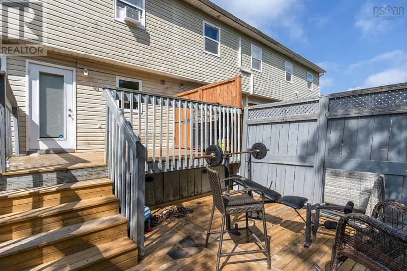 64 Surrey Way — photo 4 of 40