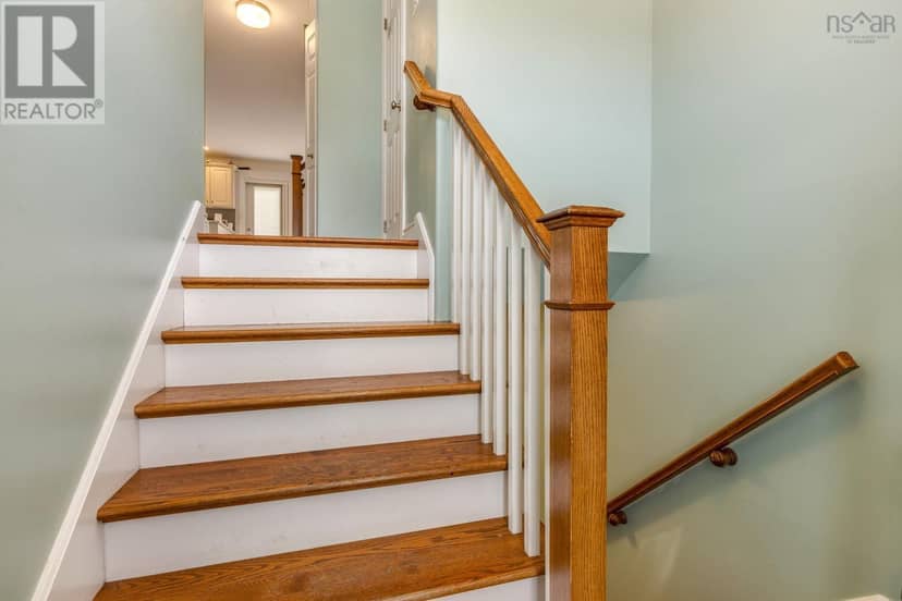 64 Surrey Way — photo 6 of 40