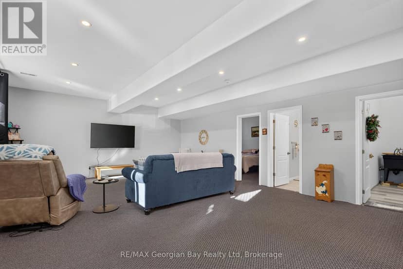 898 Yonge Street — photo 19 of 32