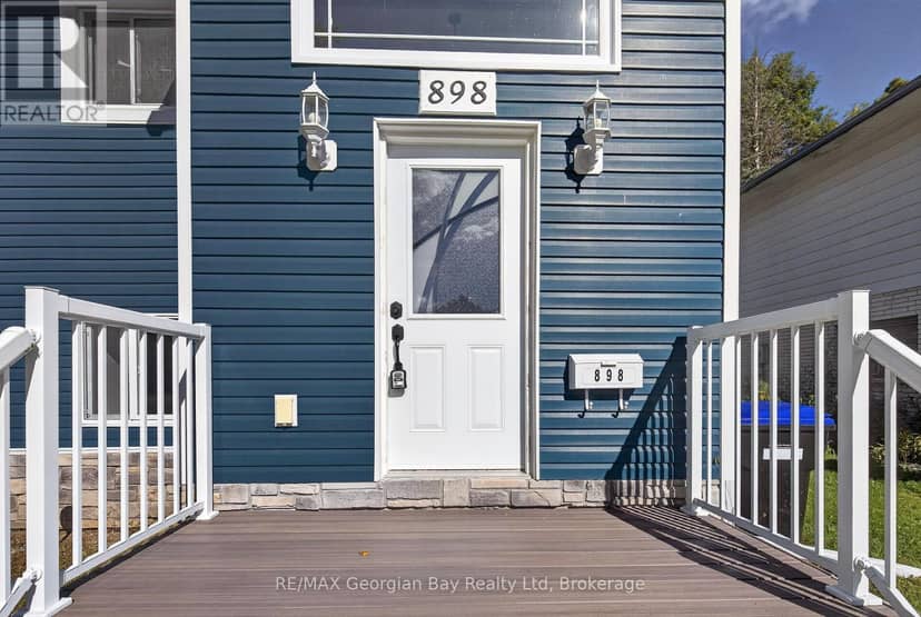 898 Yonge Street — photo 2 of 32