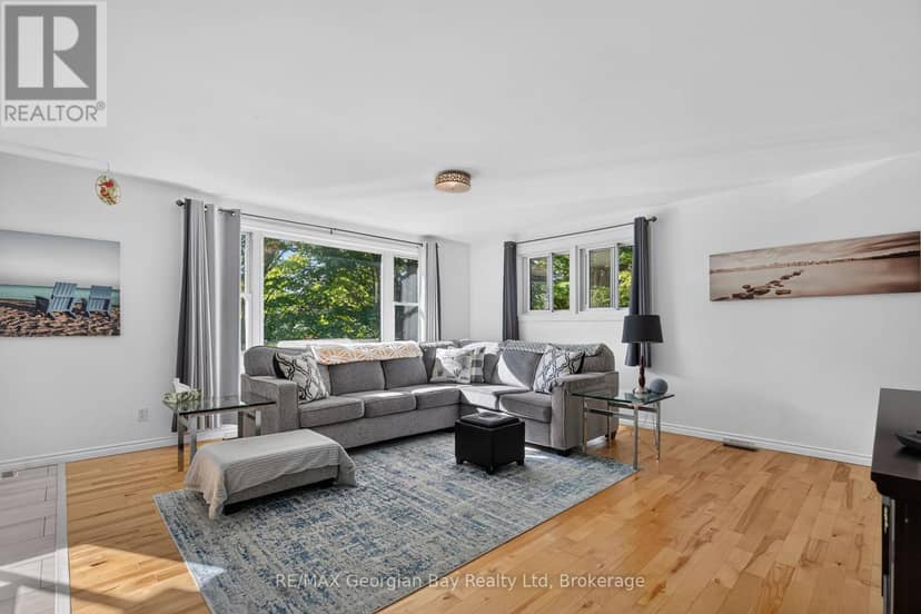 898 Yonge Street — photo 6 of 32