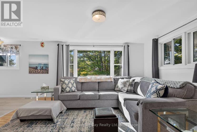 898 Yonge Street — photo 7 of 32