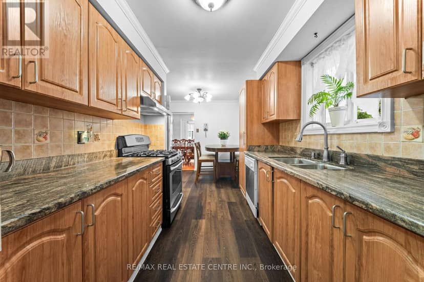 467 Hansen Road N — photo 15 of 33