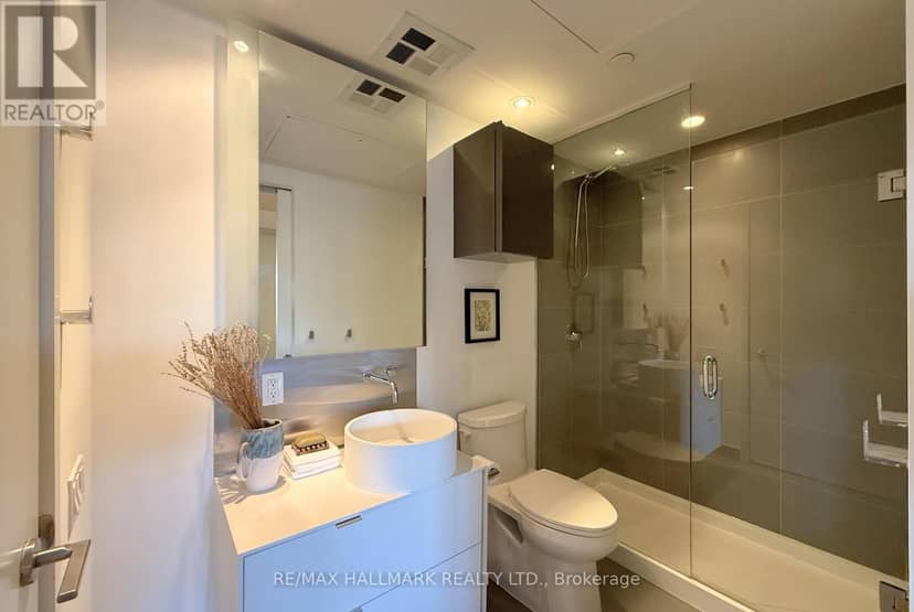 313 - 383 Sorauren Avenue — photo 10 of 30