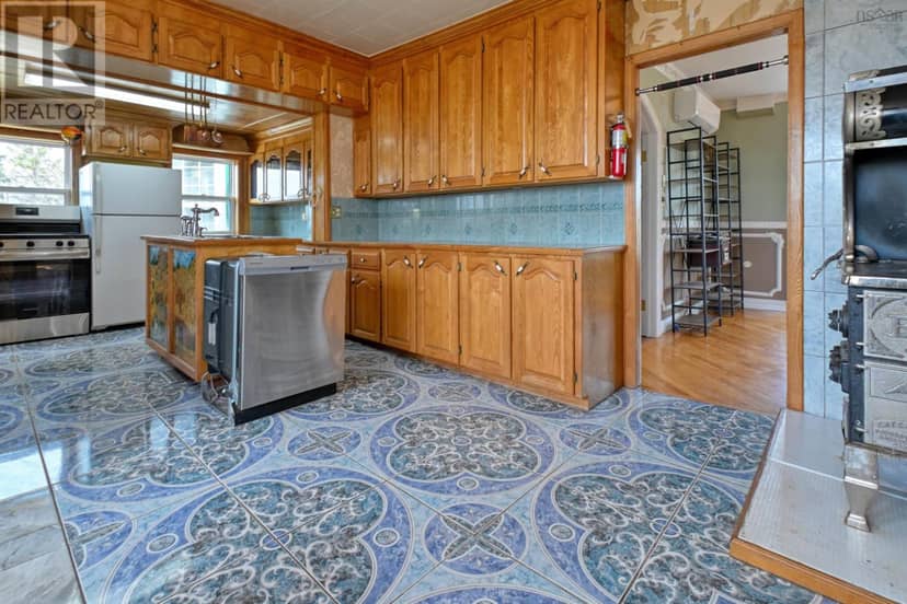 460 Red Point Road — photo 11 of 40