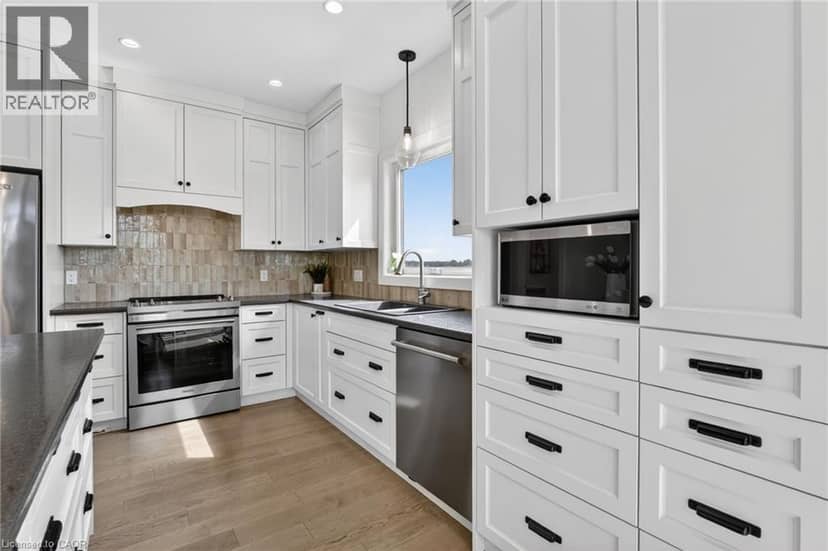 195 VICTORIA Avenue — photo 14 of 40