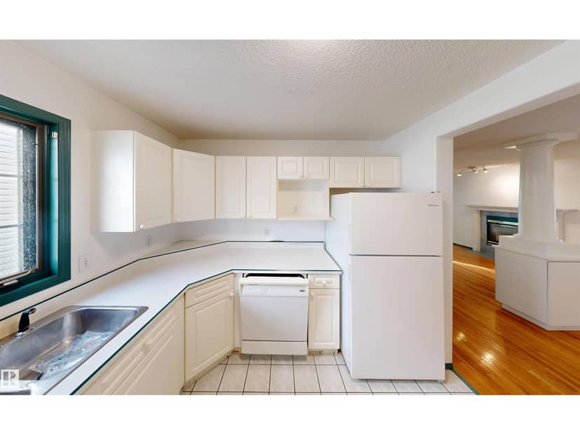 10941 81 AV NW — photo 10 of 40