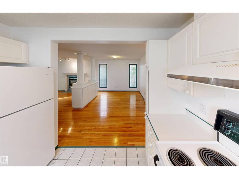 10941 81 AV NW — photo 11 of 40