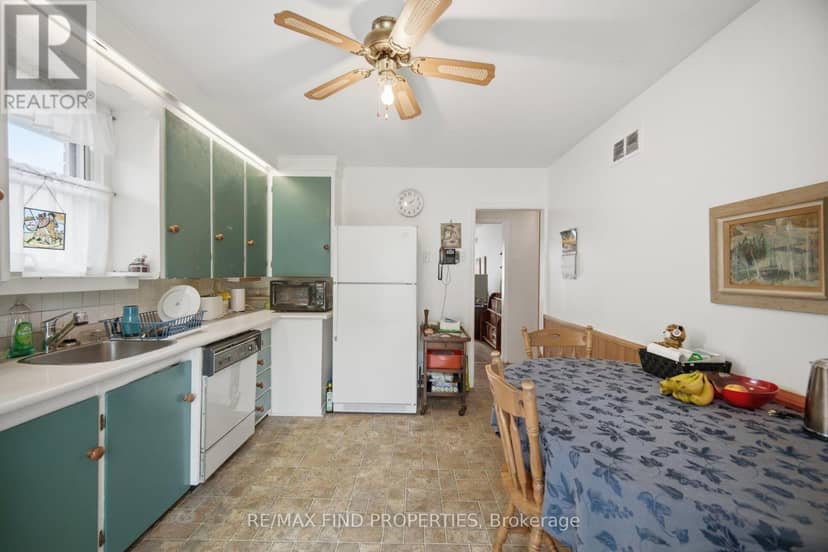 36 Pinegrove Avenue — photo 12 of 35