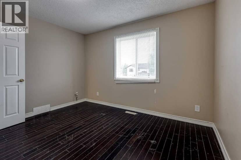 24 Mackenzie Crescent — photo 22 of 40