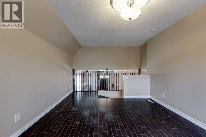 24 Mackenzie Crescent — photo 32 of 40