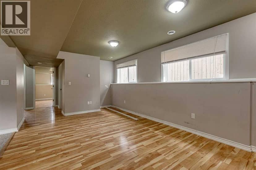 24 Mackenzie Crescent — photo 35 of 40