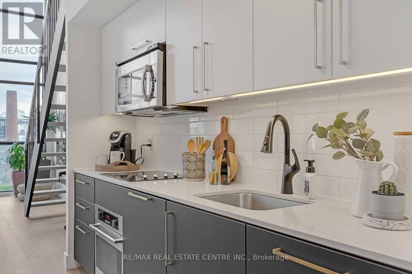 407 - 5 Hanna Avenue — photo 10 of 39