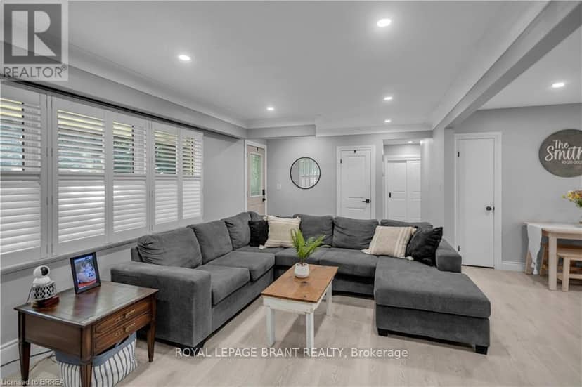 18 Kingsmount Crescent — photo 10 of 39
