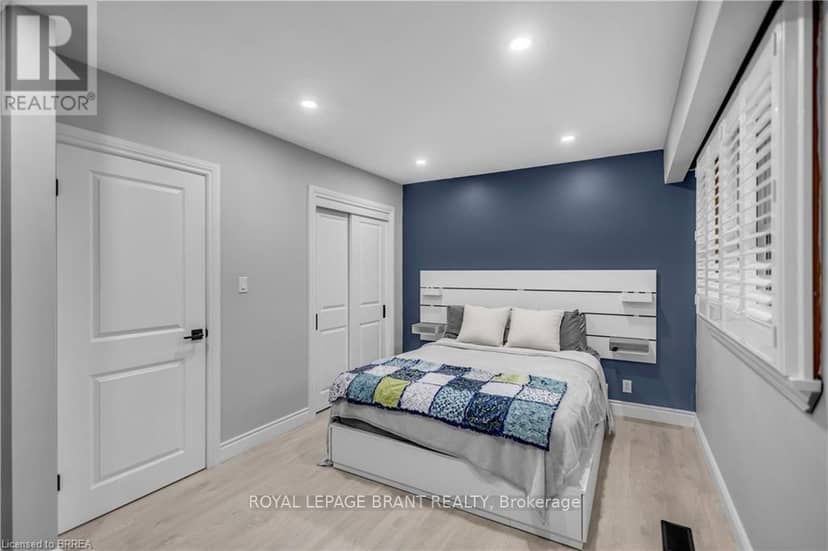 18 Kingsmount Crescent — photo 16 of 39